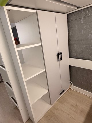 Cama individual con escritorio blanco