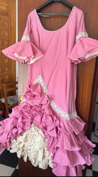 Vestido de flamenca rosa con volantes