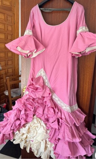 Vestido de flamenca rosa con volantes