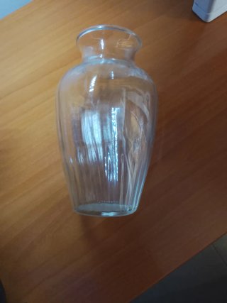 Vaso di vetro trasparente