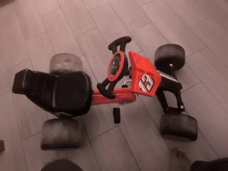 Mini kart a pedales rojo y negro. Por mudanza