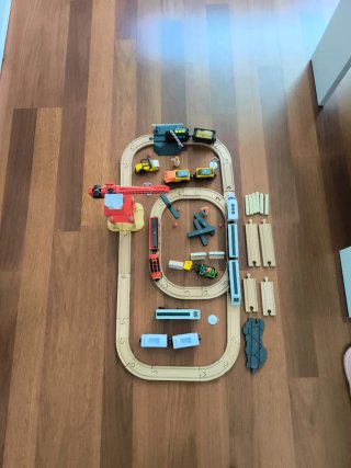 Tren de madera con accesorios