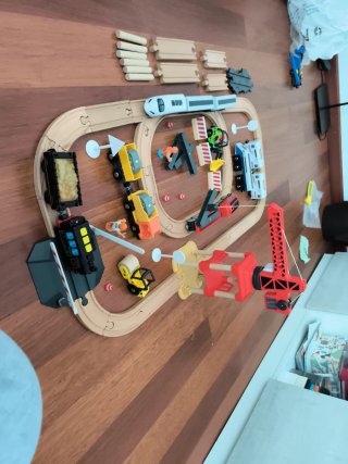 Tren de madera con accesorios