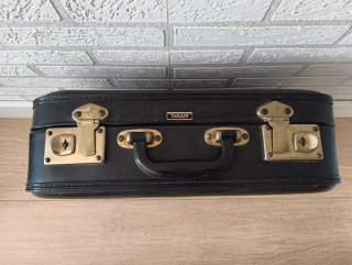 Maleta Vintage Negra con Detalles Dorados