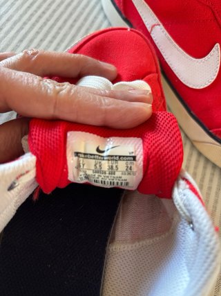 Zapatillas Nike Rojas y Blancas Son originales