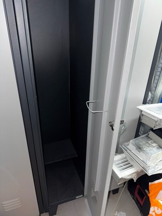 Taquillas metálicas grises a recoger en Terassa