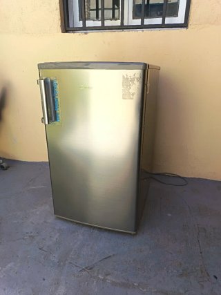 Nevera pequeña Candy con congelador