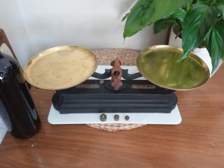 Antigua balanza bascula con lote de 3 pesas bronce
