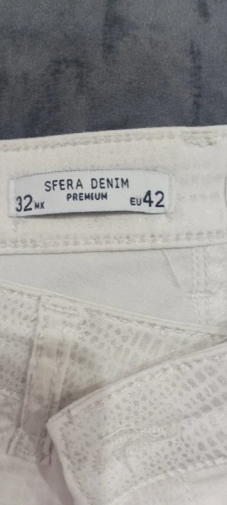Pantalón blanco efecto piel serpiente