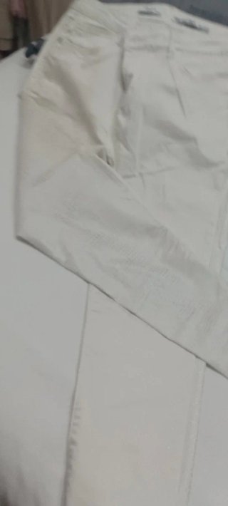 Pantalón blanco efecto piel serpiente