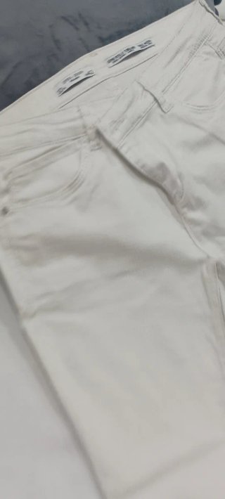 Pantalón blanco efecto piel serpiente