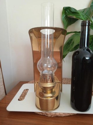Antiguo quinque o lampara de aceite muy diferente