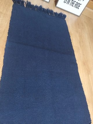 Alfombra azul con flecos