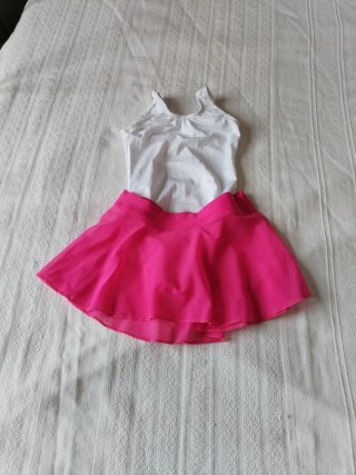 Ropa de ballet blanca y rosa