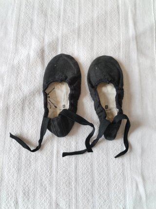 Ropa de ballet blanca y rosa
