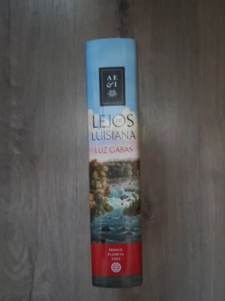 Libro tapa dura Lejos de Luisiana de Luz Gabas