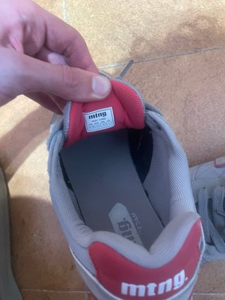 Zapatillas MTNG grises y rojas