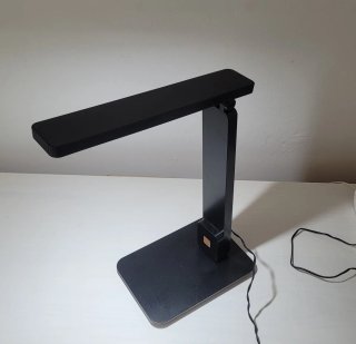 Lámpara de mesa LED negra