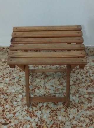 Taburete plegable de madera