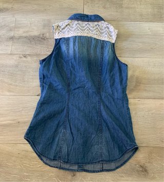 Camisa vaquera sin mangas con encaje