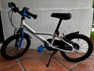 Bicicleta infantil B'TWIN blanca y azul