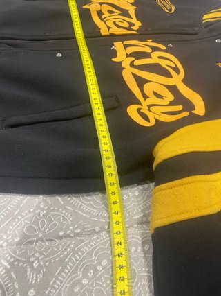 Chaqueta Varsity Bershka Negra y Amarilla Talla M