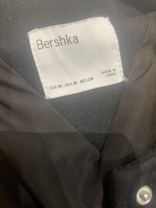 Chaqueta Varsity Bershka Negra y Amarilla Talla M