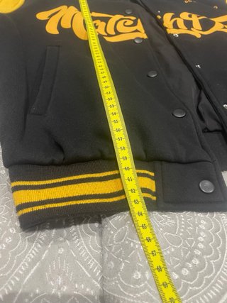 Chaqueta Varsity Bershka Negra y Amarilla Talla M