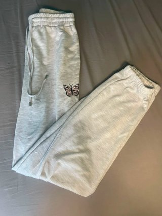 Pantalón de chándal gris con mariposa