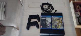 PS4 (PlayStation 4) con 2 mandos y 2 juegos