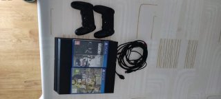 PS4 (PlayStation 4) con 2 mandos y 2 juegos