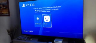 PS4 (PlayStation 4) con 2 mandos y 2 juegos