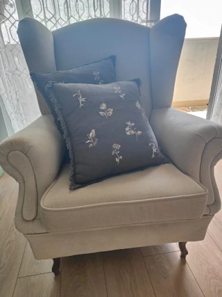 Sillón orejero beige tela