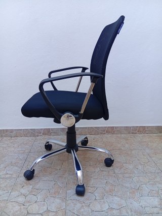 Silla de estudio negra y plateada