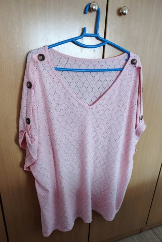 Camiseta con cuello en pico en color rosa palo