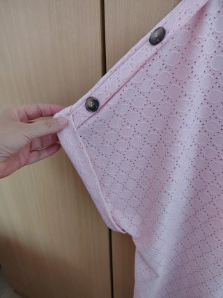 Camiseta con cuello en pico en color rosa palo