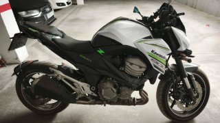 Kawasaki Z800e Blanca y Negra