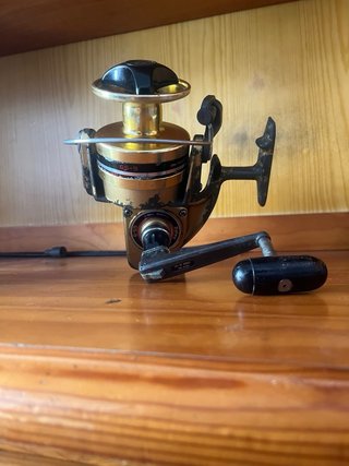 Carrete de pesca dorado