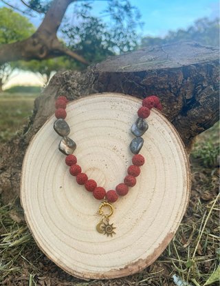 Collar hecho a mano con abalorios