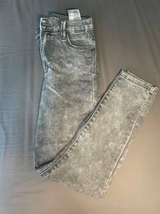 Pantalones vaqueros grises desgastados