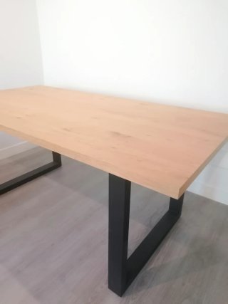 Mesa de comedor de estilo industrial