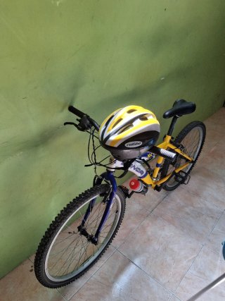 Bicicleta infantil con casco