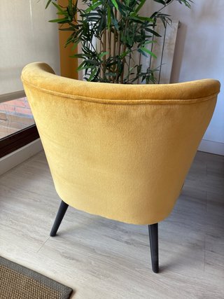 Butaca terciopelo amarillo patas negras