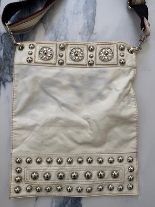 Bolso blanco piel tachuelas plateadas