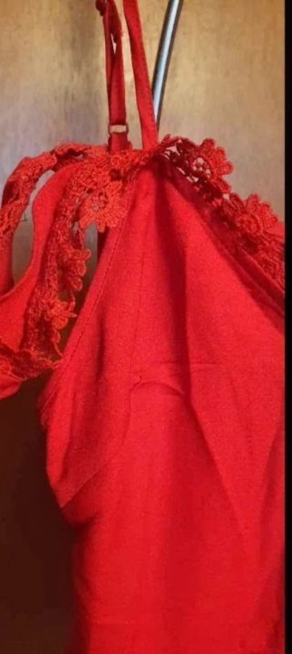 Vestido rojo hombros descubiertos con encaje