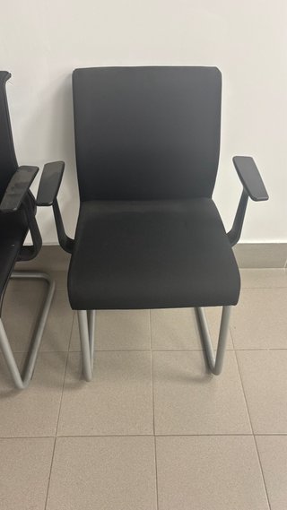 Silla de oficina negra con brazos