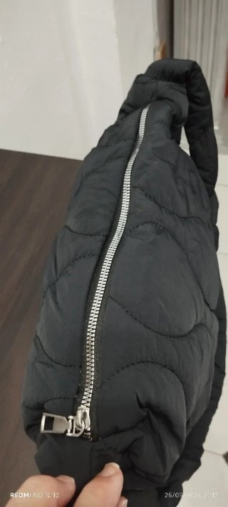 Bolso bandolera negro acolchado