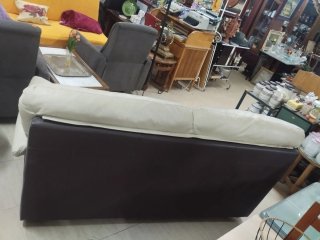 Sofá de piel beige y marrón
