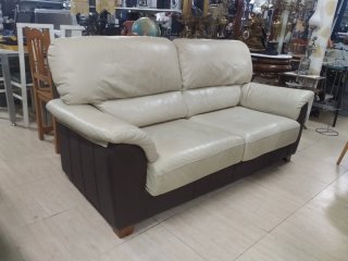Sofá de piel beige y marrón