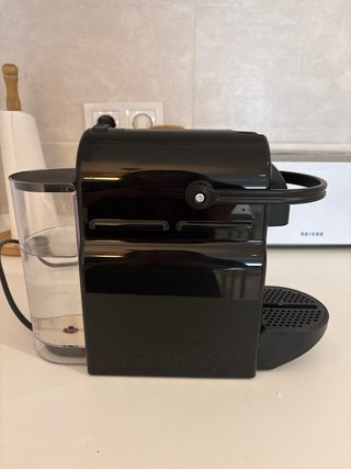 Cafetera Nespresso De’Longhi Inissia EN80 negra